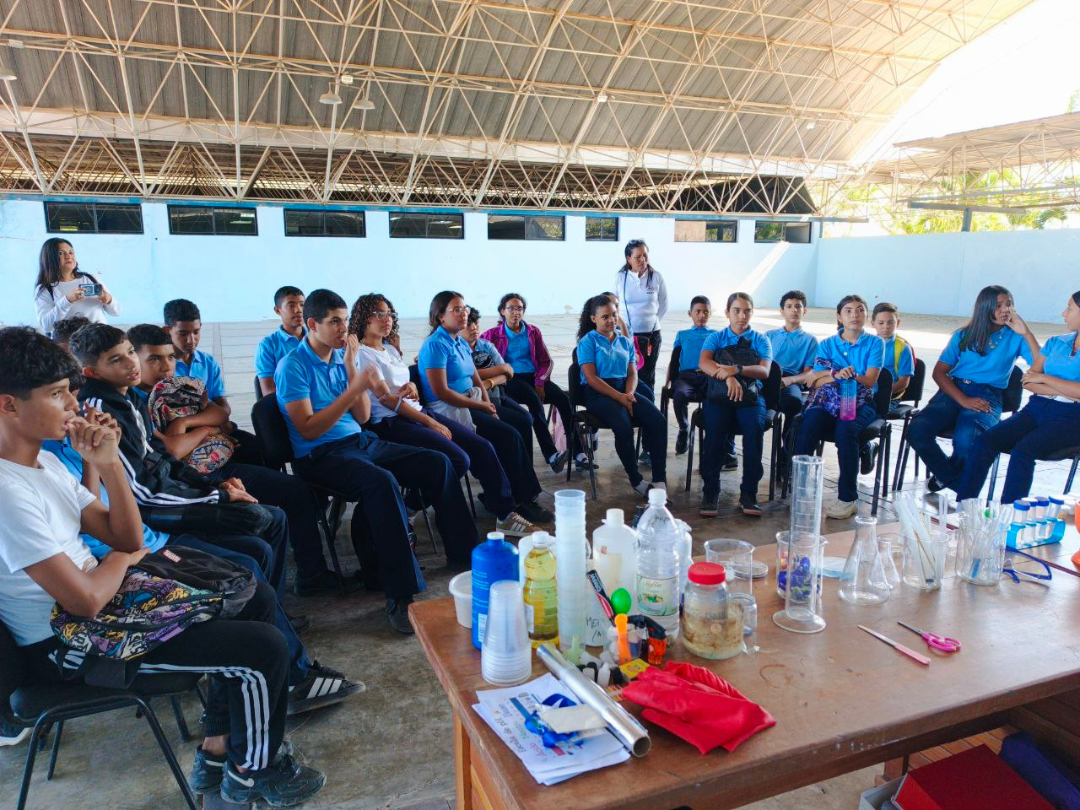 Niñas y niños de Cumaná aprenden ciencia divirtiéndose.