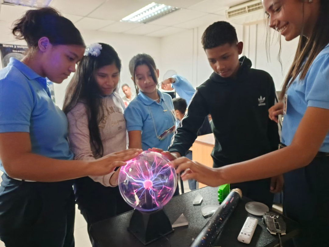 Ruta Científica Astronómica le enseña el cielo a los chicos de la U.E.B. “Alí Primera”.