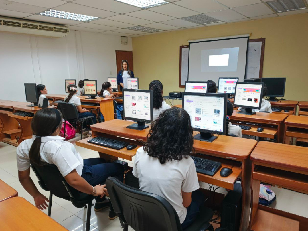 Inspirando a las niñas en las TIC y construyendo futuros tecnológicos.