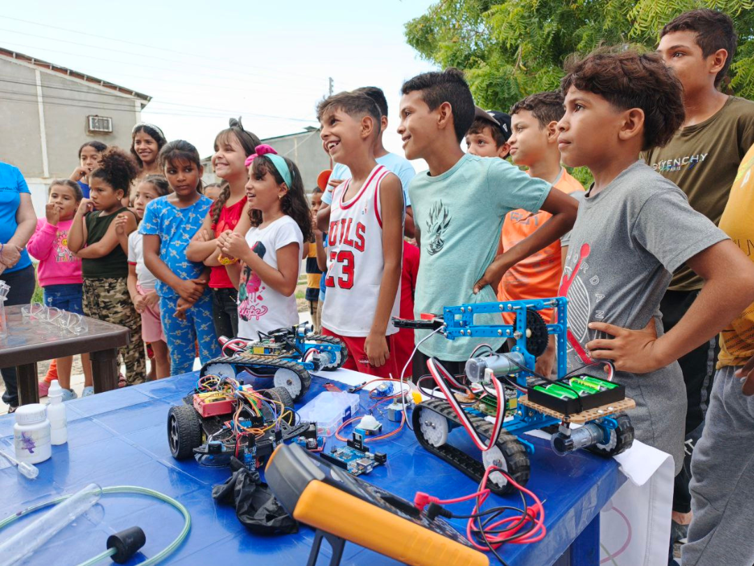 Brisas del Golfo vive una jornada llena de descubrimientos de la mano de Semilleros Científicos