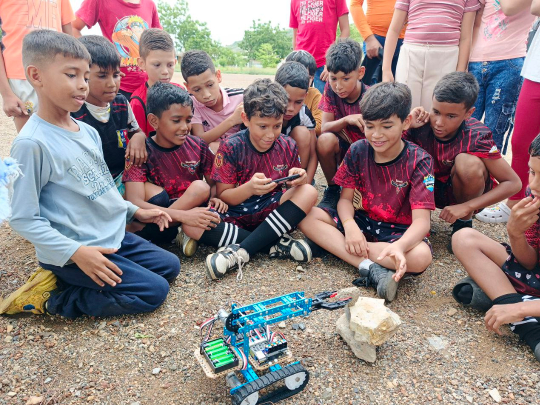 Niños de Villa Cristóbal Colón disfrutan una tarde de ciencia divertida con Semilleros Científicos.