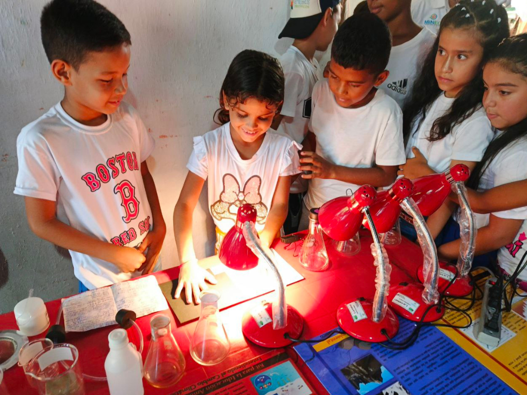 Niños de Miramar descubren la magia de la química y el cambio climático con Semilleros Científicos.