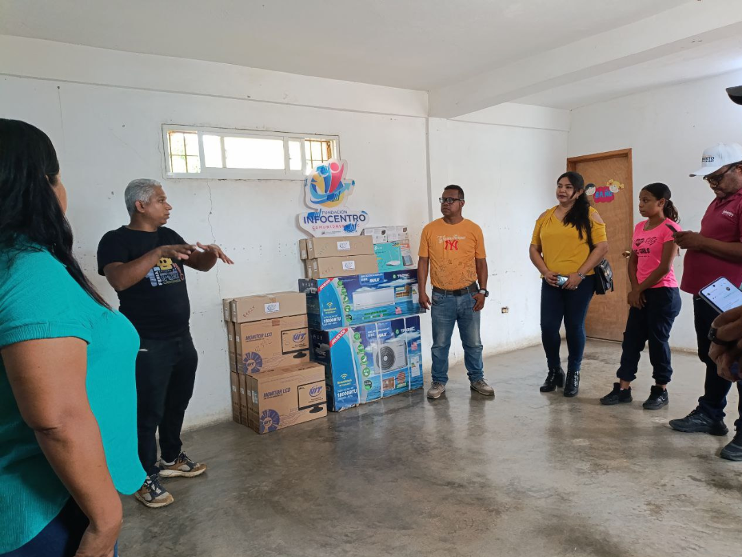 Infocentro Sucre entrega equipamiento al Consejo Comunal Las Casitas de Nueva Marigüitar en el estado Sucre.