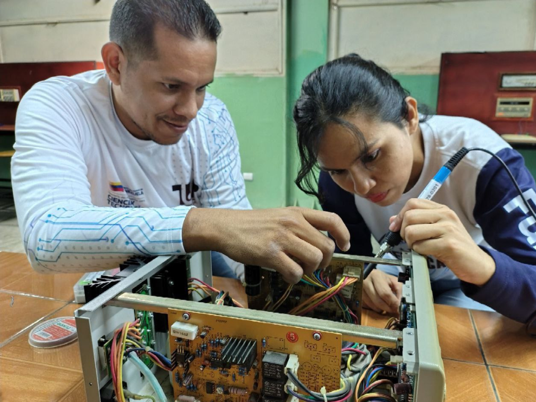Cayapa Heroica optimiza equipos técnicos en la U.E. Fe y Alegría de La Llanada