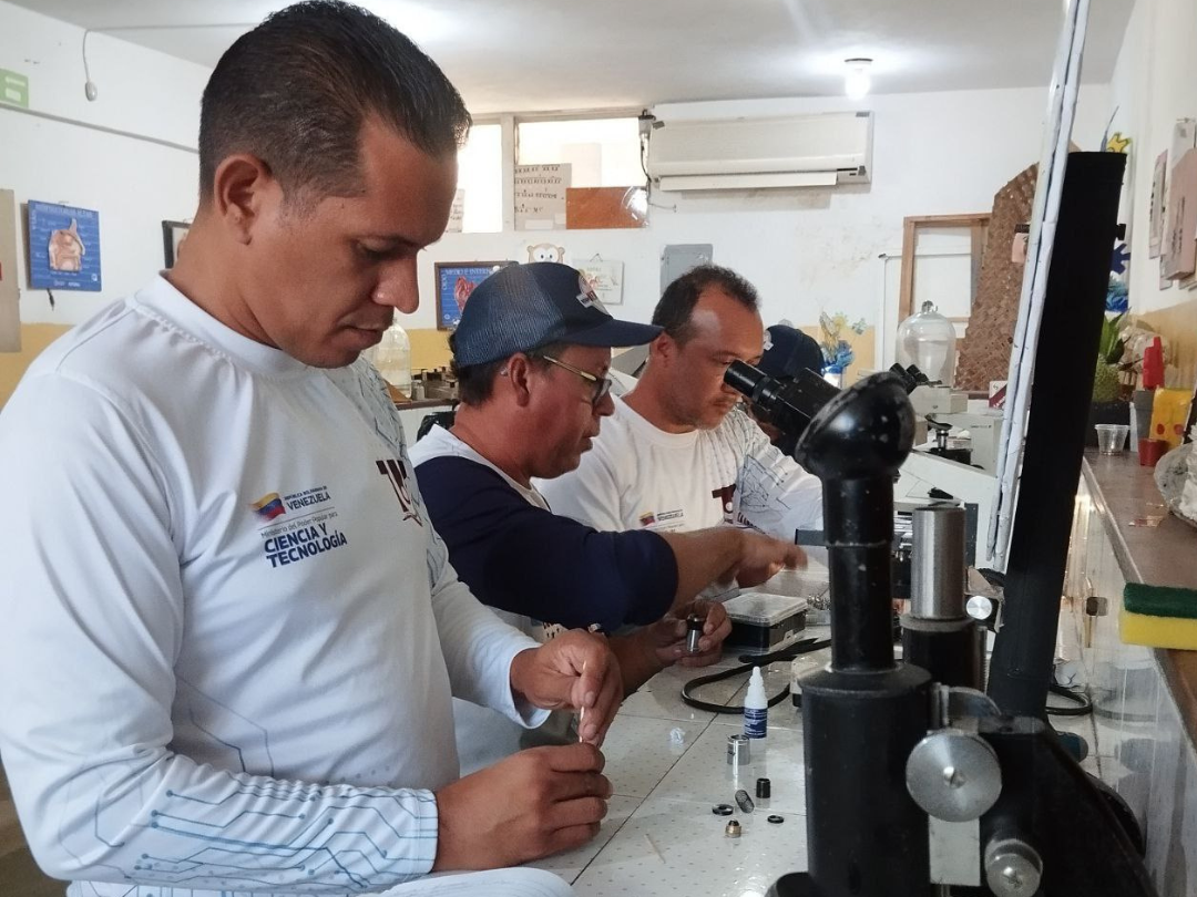 Cayapa Heroica realiza mantenimiento de microscopios en la U.E Fe y Alegría “Madre Alberta Giménez”