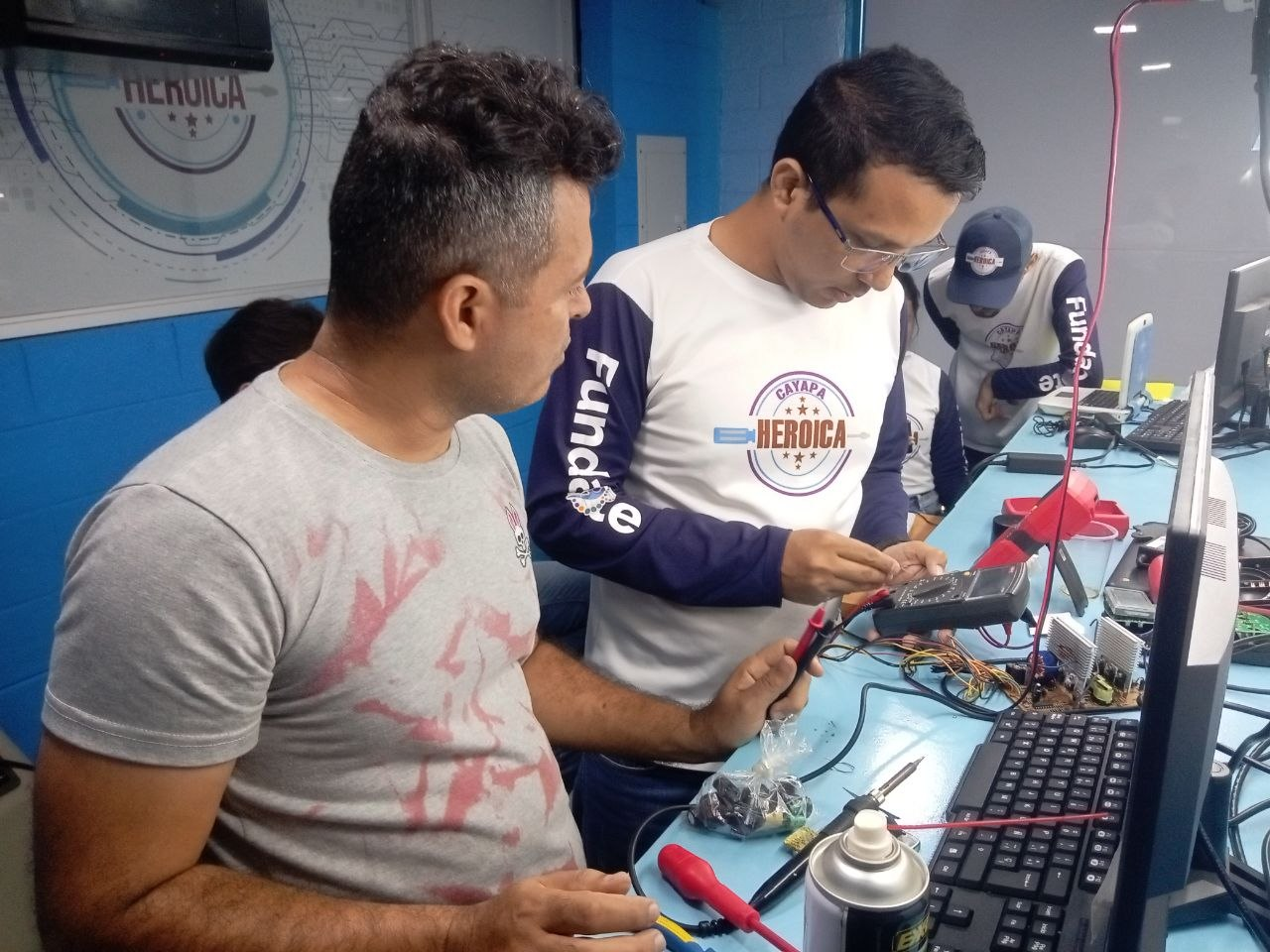 Brigadistas sucrenses recuperan equipos tecnológicos y médicos de instituciones educativas y de salud en el núcleo de Cayapa Heroica